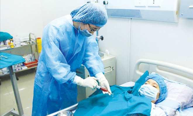 Bác sĩ đang truyền tế bào gốc cho bệnh nhân.