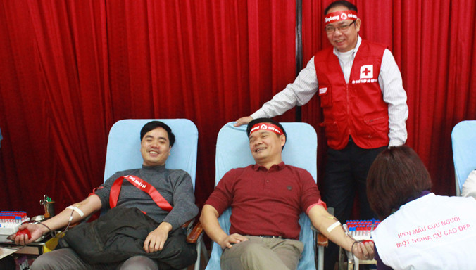 Ông Bạch Ngọc Chiến, Phó Chủ tịch UBND tỉnh Nam Định (phải), tham gia hiến máu sáng 15/1