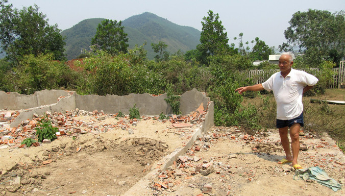 Nhà dân đã đập nhưng vẫn chưa có đất tái định cư. Ảnh: Nam Cường