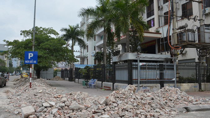 Toàn bộ mặt tiền và lối vào Chi cục thuế bị phong tỏa bằng phế thải.