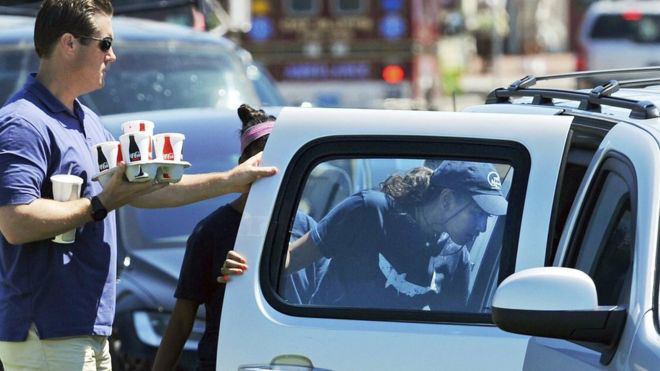 Các nhân viên Sở Mật vụ tới đón Sasha Obama khi con gái Tổng thống tan ca.