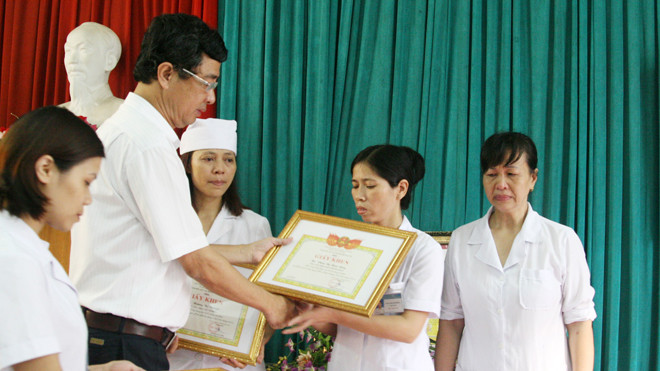 Khen thưởng bác sỹ Hoàng Thị Nguyệt cùng đồng nghiệp trong việc tố cáo nhân bản kết quả xét nghiệm tại BV Hoài Đức (Hà Nội). Ảnh: Thái Hà