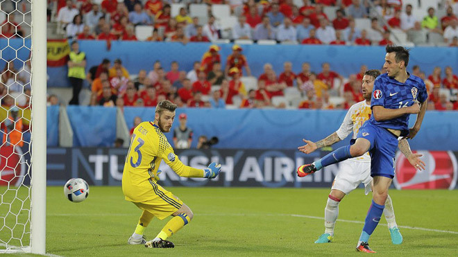 Kalinic chọc thủng lưới De Gea với một pha tiếp bóng ngẫu hứng. Ảnh: AP