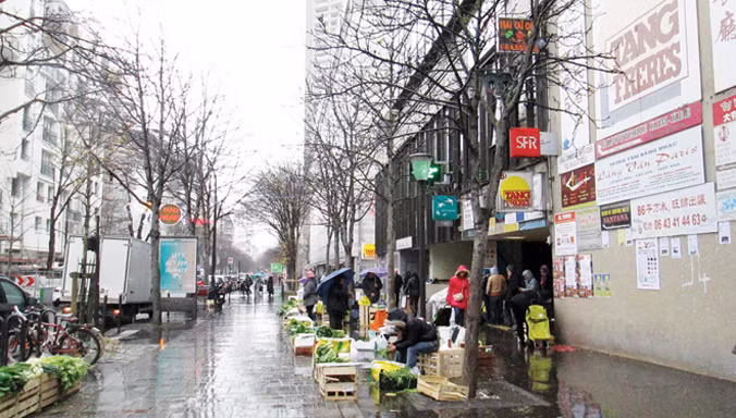 Một góc chợ “liều” trước hai siêu thị châu Á lớn “Tangfrères” và “Paris Store”, quận 13 Paris