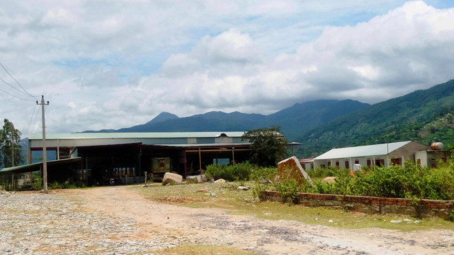 Nhà máy sơ chế đá granit của Cty Trung Văn tại thôn 3 xã Hòa Sơn.