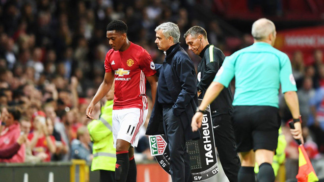 Jose Mourinho đang cố gắng giúp Martial vượt qua khủng hoảng ngoài sân cỏ.