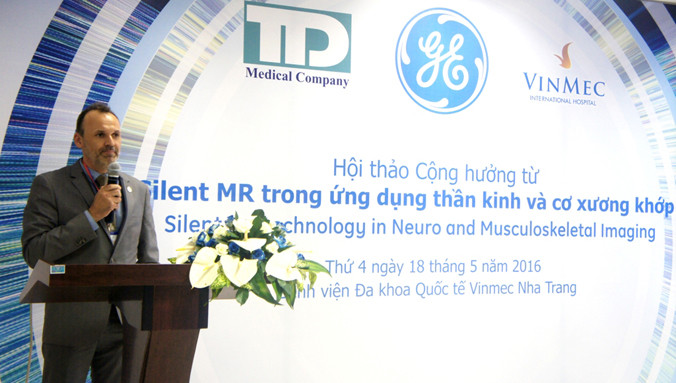 Bác sĩ Christopher Ahlers tham gia Hội thảo với hai bài giảng chuyên sâu về kĩ thuật ứng dụng trong chụp cộng hưởng từ não.