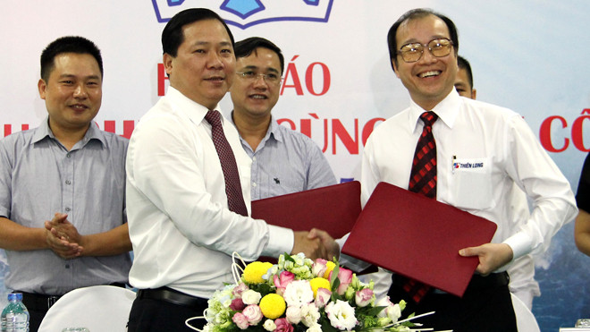 Bí thư T.Ư Đoàn, Chủ tịch T.Ư Hội LHTN Việt Nam Nguyễn Phi Long và Tiến sỹ Võ Văn Thành Nghĩa - Tổng Giám đốc Tập đoàn Thiên Long ký kết tại chương trình họp báo.