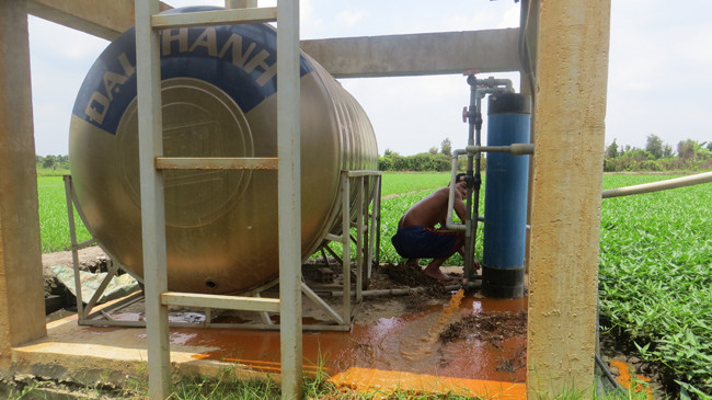 Nước dùng để sơ chế rau vàng khè khiến chẳng ai dám sử dụng.