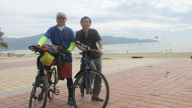 Nhà văn cùng nhà thơ Nguyễn Ngọc Hạnh (phải) tại Đà Nẵng.