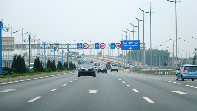 Biển báo 80 km/h đang tồn tại trên tuyến Nhật Tân - Nội Bài. Ảnh: Sỹ Lực