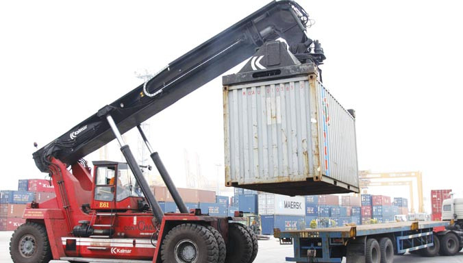 Doanh nghiệp xuất khẩu gánh nhiều chi phí vì những thủ tục phải “chi ngoài” cho Hải quan. Ảnh: Hồng Vĩnh