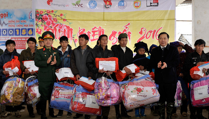 Bí thư T.Ư Đoàn, Chủ tịch T.Ư Hội LHTN Việt Nam Nguyễn Phi Long và Đại tá Trần Anh Thời, Ủy viên Thường vụ Đảng ủy, Phó Chính ủy Học viện Khoa học Quân sự tặng quà cho người dân trong chương trình. Ảnh: Xuân Tùng