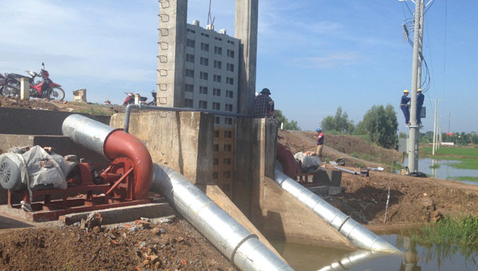 Một trong những trạm bơm đang được khẩn trương tại khu vực Đồng Tháp Mười.