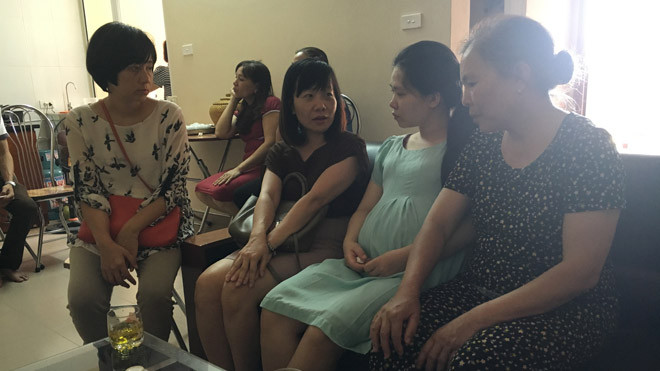 Các nhà hảo tâm đến thăm hỏi, động viên chị Thu Nga (mang bầu) - vợ Trung uý Lê Đức Lam. Ảnh: P.H