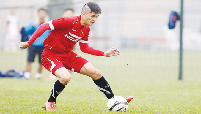 Công Vinh với kiểu tóc mới trên sân tập cùng ĐTVN chuẩn bị cho trận đấu gặp Đài Loan (Trung Quốc). Ảnh: VSI