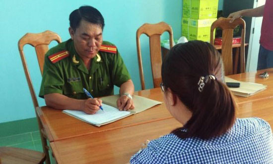 Cô giáo Phạm Thị Ngọc Ánh báo với Công an TP Kon Tum về việc nhặt được chiếc tuổi để trả lại cho người bị mất. Ảnh: Báo Công an Kon Tum 
