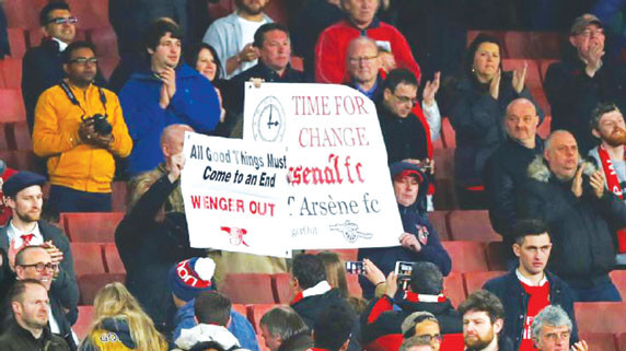 VĐV giăng biểu ngữ đòi HLV Wenger ra đi. Ảnh: GETTY IMAGES