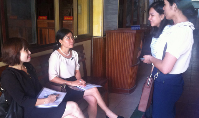 Tiến sỹ Vũ Thị Nhuận (thứ hai từ trái) ở TAND quận Ninh Kiều giữa các nhà báo sáng 20/6. Ảnh: Sáu Nghệ