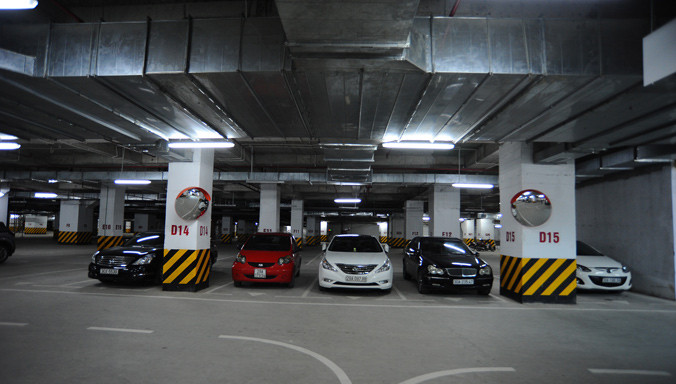 Việc cấp sổ đỏ chỗ để ô tô đang khiến người dân băn khoăn. Ảnh: P.V