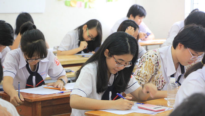 Học sinh lớp 12 nhiều trường bắt đầu bước vào giai đoạn ôn thi.