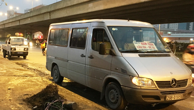 Xe khách 29B-01959 đứng trước mũi xe tuần tra 31A-5982 công an khu vực trước bến Mỹ Đình bắt khách chiều 30/1.