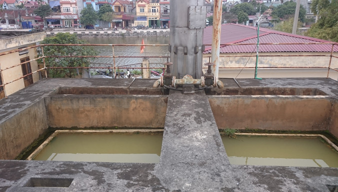 Bể chứa nước đục ngầu, mọc đầy rong rêu.