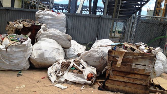 Rác thải chất đống trong Fomorsa. Ảnh: Hồng Lộc