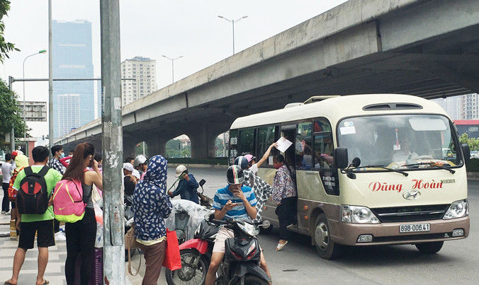 Xe khách BKS 89B-00641 (Hưng Yên) bắt khách và chạy trái tuyến trên đường Khuất Duy Tiến những ngày qua. Ảnh: A.Trọng