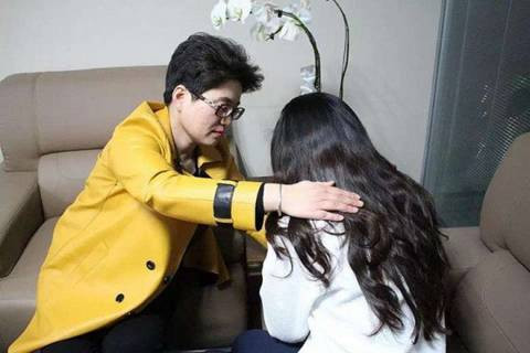 Một 'thợ săn tình nhân" đang tác nghiệp.