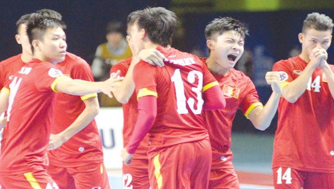 Niềm vui khôn tả của các cầu thủ futsal Việt Nam sau khi đánh bại Nhật Bản để giành vé trực tiếp tham dự FIFA Futsal World Cup. Ảnh: AFC