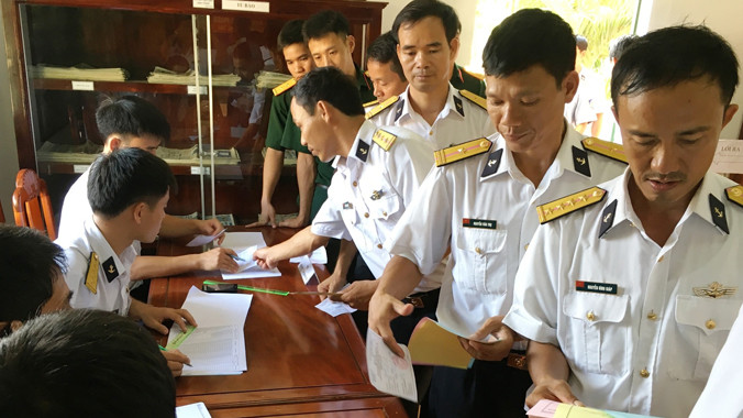 Cán bộ, chiến sĩ hải quân đi bầu cử.