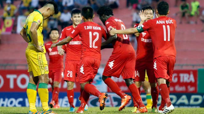 Các cầu thủ B.Bình Dương ăn mừng chiến thắng giúp họ tạm vươn lên vị trí thứ 2 trên BXH. Ảnh: VSI