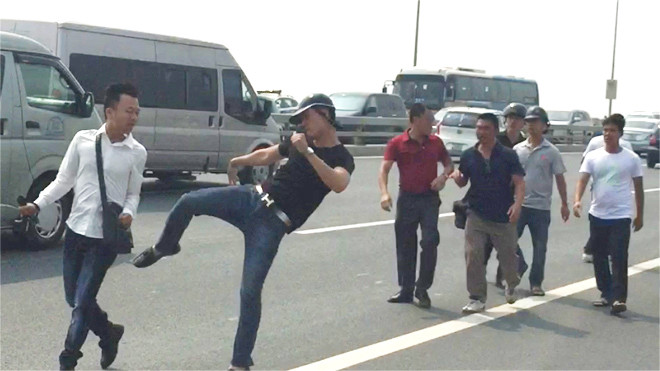 Phóng viên Quang Thế bị hành hung. Ảnh: MC