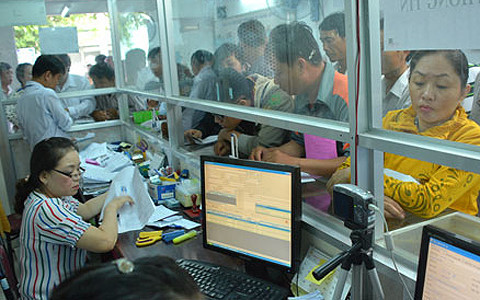 Nhiều người dân chưa nắm rõ thời hạn đổi giấy phép lái xe sang vật liệu PET. Ảnh minh họa.