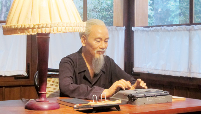 Tượng “Bác Hồ đánh máy di chúc”. Ảnh: Ánh Hồng