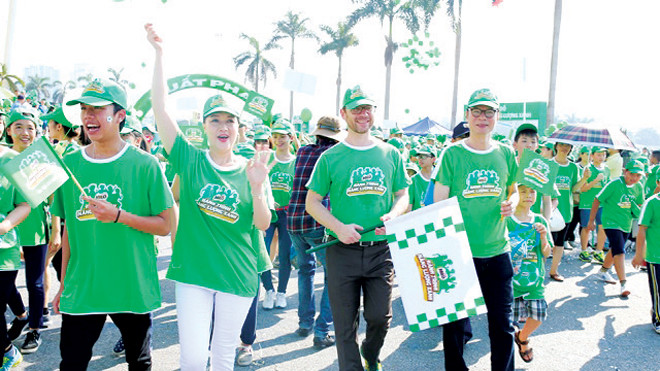 Đại diện nhãn hàng MILO đi bộ đồng hành cùng học sinh và phụ huynh