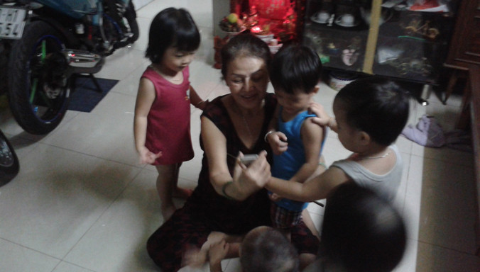 Bà nội không phút nghỉ ngơi. Ảnh: T.N.A