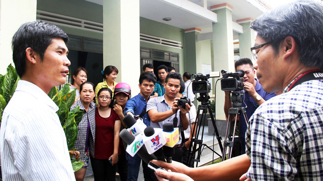 Người hùng Phan Văn Bắc trong vòng vây của báo chí và người dân.