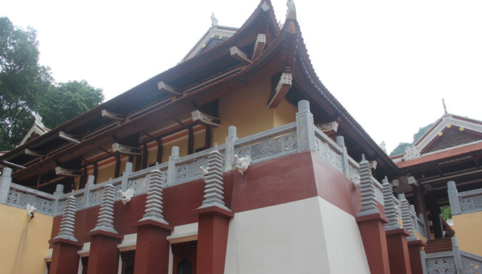 Một loạt tháp đá, con giống không đúng truyền thống ở công trình sai phạm sẽ phải loại bỏ đầu tiên, trong khi chờ thiết kế chi tiết chỉnh sửa toàn bộ công trình. Ảnh: Toan Toan