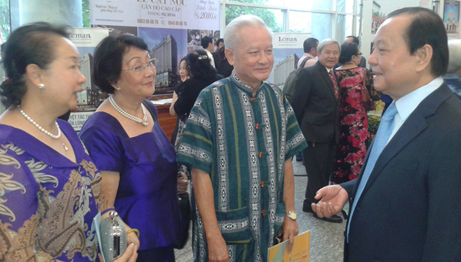 Lãnh đạo TPHCM lắng nghe ý kiến của Việt kiều. Ảnh: T.N.A