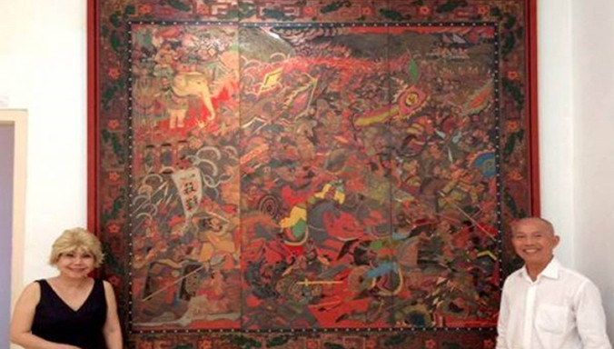 Vợ chồng ông Sơn bà Hà bên bức Bạch Đằng giang.