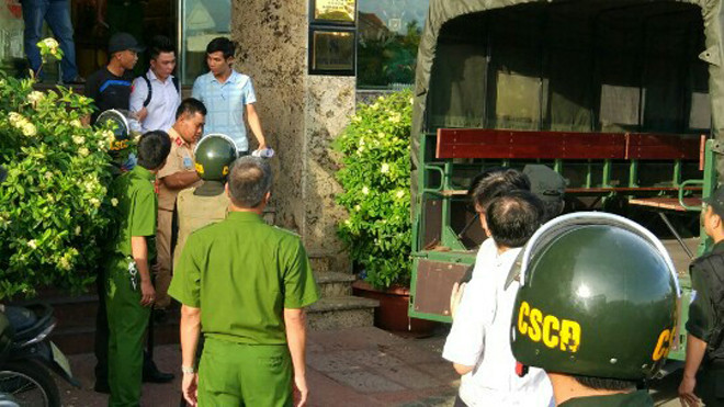 Một đối tượng tại “động lắc” bị công an đưa về trụ sở phục vụ điều tra.