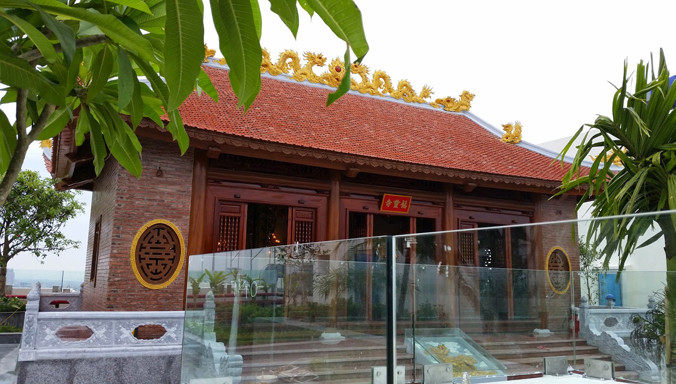 Khu thờ cúng được xây dựng trên nóc chung cư cao cấp Hòa Bình Green City.