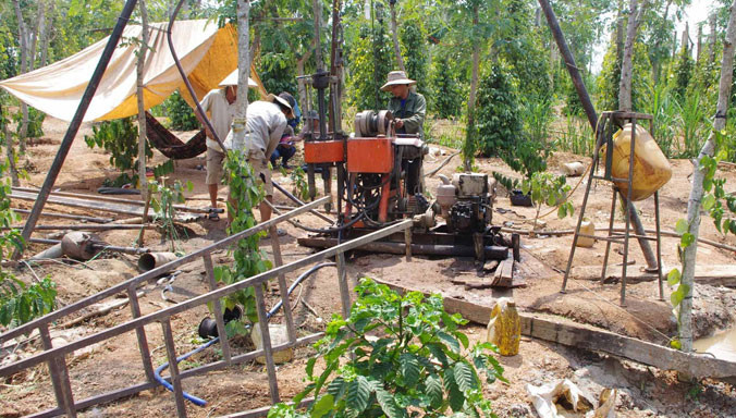 Dân khoan giếng tìm nước tưới cà phê và tiêu.