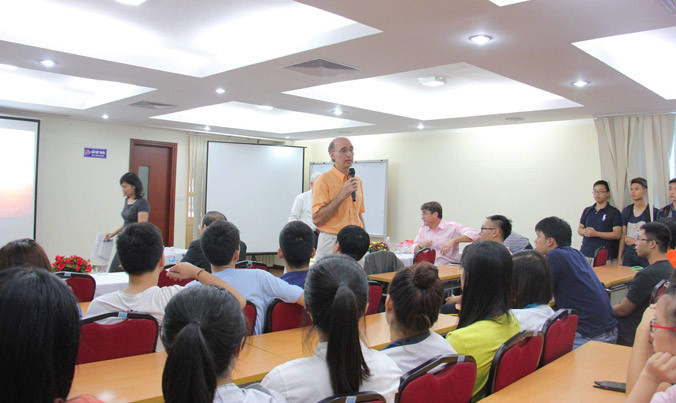 Sinh viên chương trình tiên tiến ĐH Thủy lợi với giảng viên nước ngoài.