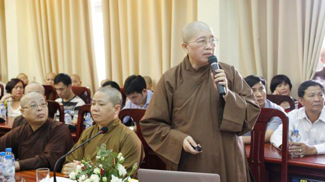 Ni sư Thích Đàm Kiên (bìa trái, ngồi) tham dự lễ bảo vệ của em gái - ni sư Thích Đàm Lan (người đứng). Ảnh: Nguồn Internet