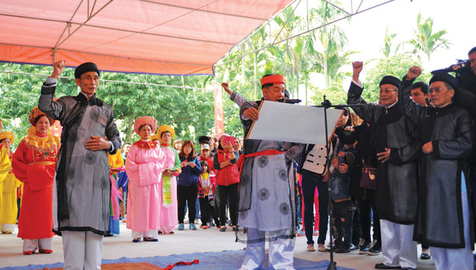 Chủ tế và chức sắc trong làng hô vang lời thề trong hội minh thề.