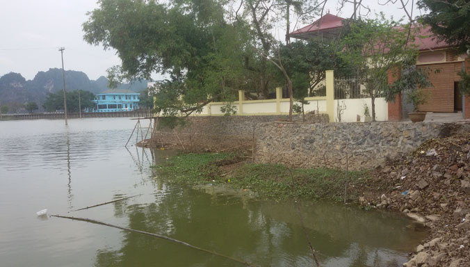 Ngôi nhà mới xây dựng kiên cố trên mặt hồ Quan Sơn