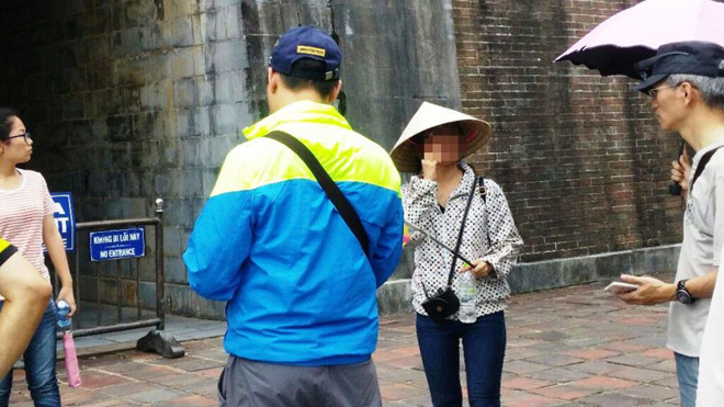 Không khó để bắt gặp những HDV tiếng nước ngoài không thẻ (như người đội nón lá này) tại các điểm tham quan nổi tiếng xứ Huế thời gian qua. Ảnh: Ngọc Văn
